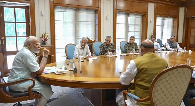 முப்படை தளபதிகளுடன் பிரதமர் திடீர் ஆலோசனை...!