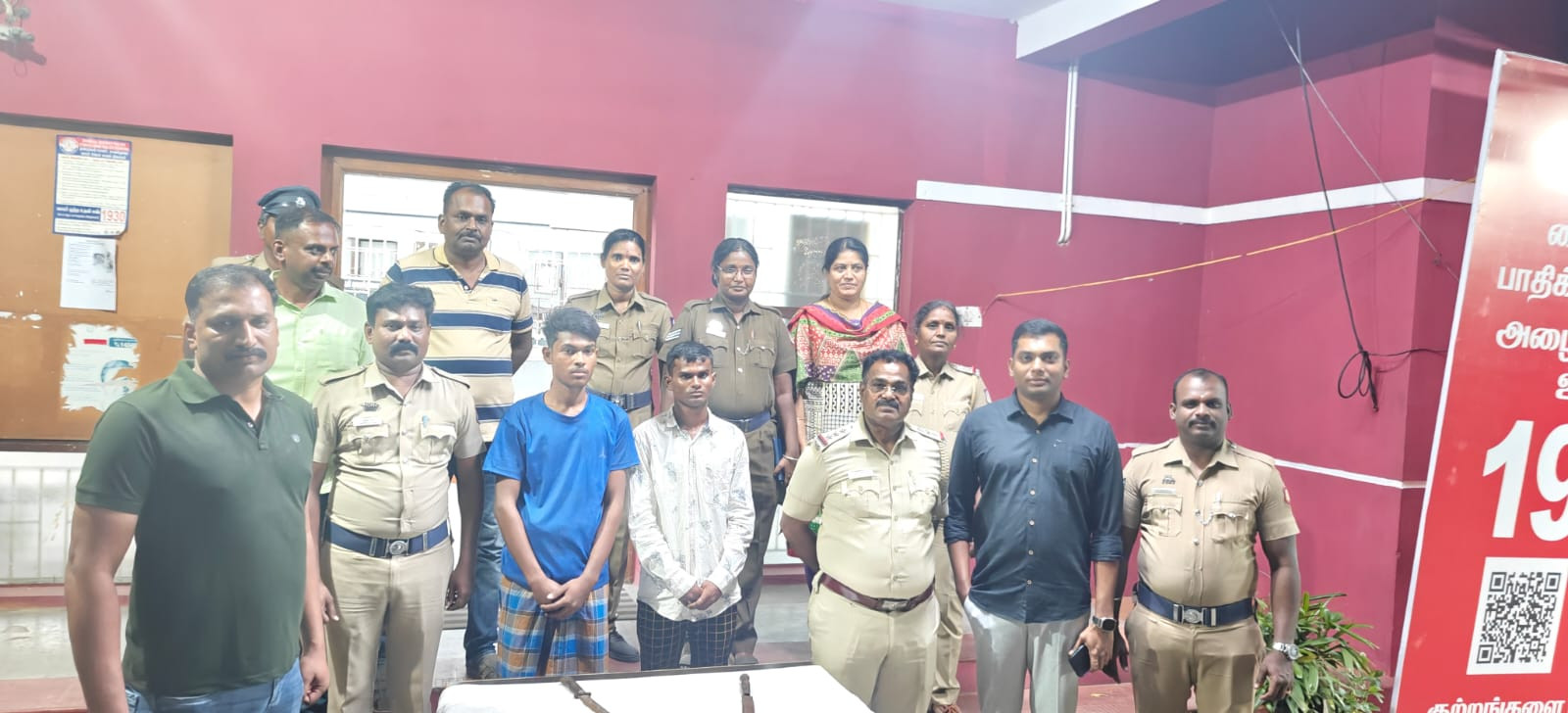 பயங்கர ஆயுதங்களுடன் 2 பேர் கைது - போலீஸ் அதிரடி :
