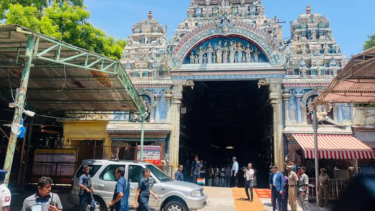 பாதுகாப்பு காரணங்களுக்காக பக்தர்களுக்கு அனுமதி மறுப்பு..!