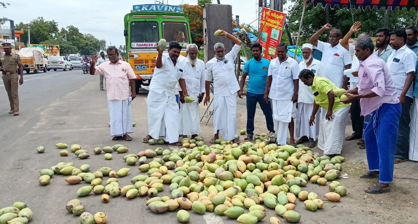 விவசாயிகள் கலெக்டருக்கு நூதன எதிர்ப்பு..!