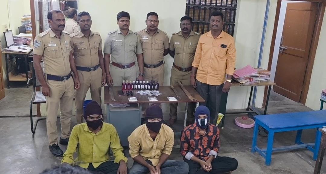 போதை மாத்திரைகள், டானிக் விற்பனை - பட்டாகத்தி டூ வீலர் பறிமுதல்! சிறுவன் உட்பட 3 பேரை தட்டி தூக்கிய போலீஸ்!!